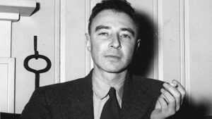 J. Robert Oppenheimer, jeden z průkopníků výzkumu neutronových hvězd a černých děr. Veřejnosti je ale známější spíše jako vedoucí vědec projektu Manhattan.