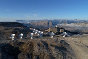 Síť radioteleskopů NOEMA ve francouzských Alpách.