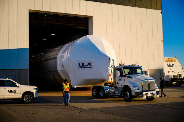 Převoz centrálního stupně z haly v Alabamě na nákladní loď, která raketu dopraví na kosmodrom. Obrázek: ULA