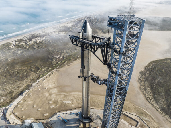 Fotografie Superheavy Starship na orbitální rampě v Boca Chica.