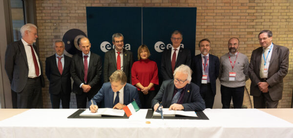 Podpis kontraktu mezi ESA a OHB o vývoji mise Comet Interceptor.