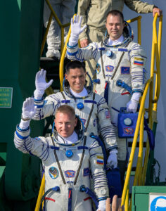 Posádka Sojuzu MS-22 zdola: Sergej Prokopjev - Frank Rubio - Dmitrij Petelin