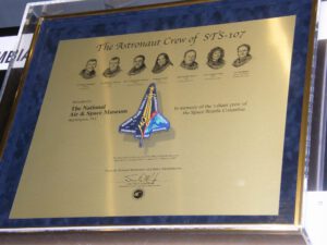 Od roku 2011 byly v National Air and Space Museum vystaveny nášivky a vlaječka USA, které „přežily“ zkázu Challengeru a Columbie