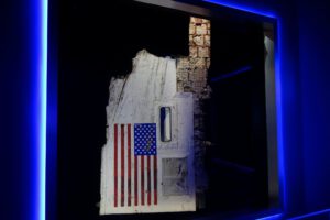 Kus levého boku raketoplánu Challenger s vlajkou Spojených států