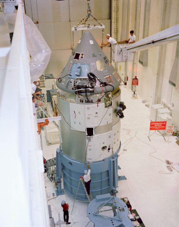 Příprava kosmické lodi pro misi Apollo 1: vstupní poklop není letový, ale je nahrazený technickým (světle modrý), který umožňuje nadstandardní propojení s pozemními systémy