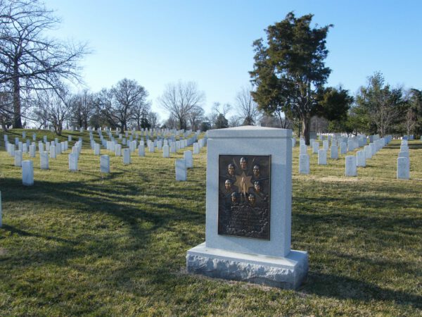Významná část připomenutí si Dne vzpomínek se odehraje u pomníků posádek Challengeru a Columbie na Arlingtonském národním hřbitově (Virginie)