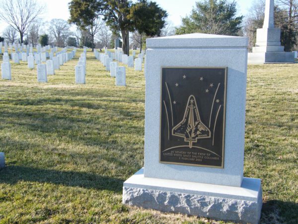 Významná část připomenutí si Dne vzpomínek se odehraje u pomníků posádek Challengeru a Columbie na Arlingtonském národním hřbitově (Virginie)