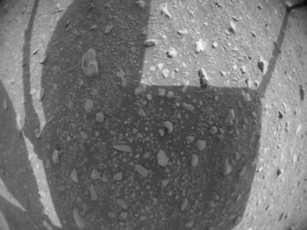 Pohled na povrch navigační kamerou Ingenuity během solu 612. Zdroj: https://mars.nasa.gov