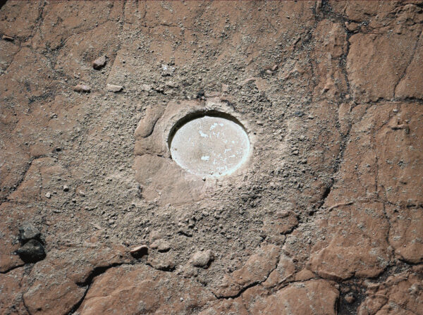 Pohled na výbrus kamene v oblasti Hidden Harbor během solu 612. Zdroj: https://space.winsoft.cz
