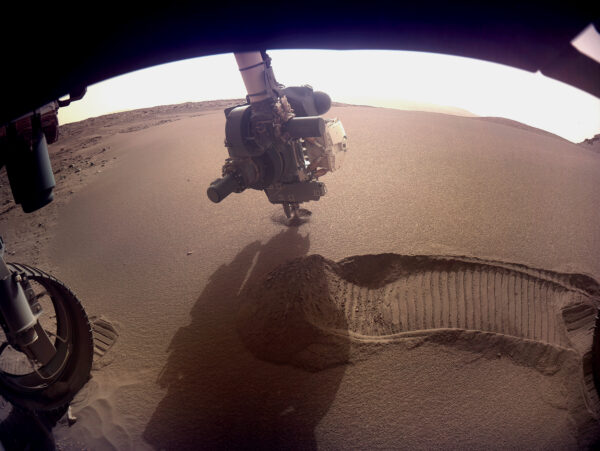 Robotická paže v akci během solu 634 při odběru vzorků písečné duny. Zdroj: https://space.winsoft.cz
