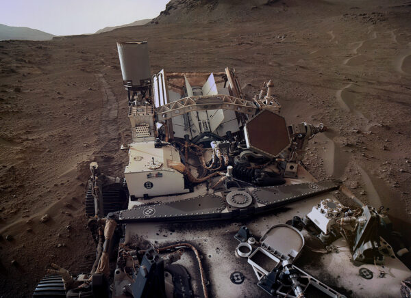 Pohled na krajinu přes zadní část roveru Perseverance v solu 635. Zdroj: https://space.winsoft.cz