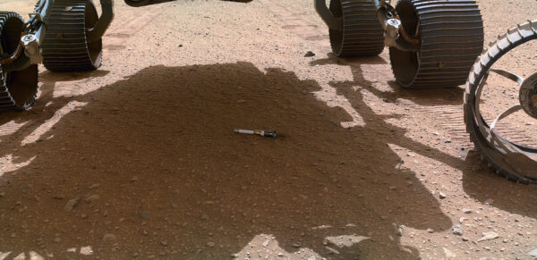 Na snímku z 21. 12. 2021 během solu 653 vidíme první shozené pouzdro na povrch Marsu. Zdroj: https://space.winsoft.cz