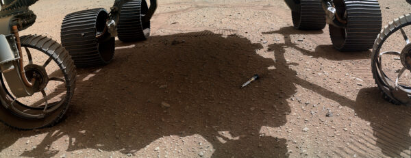 Čtvrté odhozené pouzdro na povrchu Marsu v solu 666. Zdroj: https://space.winsoft.cz