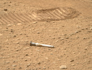 Páté pouzdro se vzorkem odhozené na povrch Marsu během solu 669 na fotografii ze 7. ledna 2023. Zdroj: NASA/JPL-Caltech