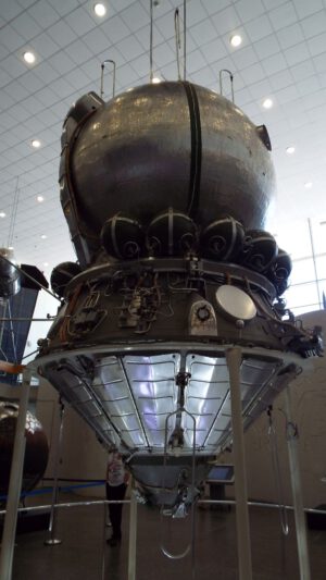 Celkový pohled na maketu lodi Vostok, přístrojový úsek je jasně viditelný ve spodní části.