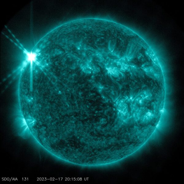 Snímek Slunce pořízený sondou SDO na vlnové délce 13,1 nanometrů zachycuje sluneční erupci ze 17. února s intenzitou X2,2