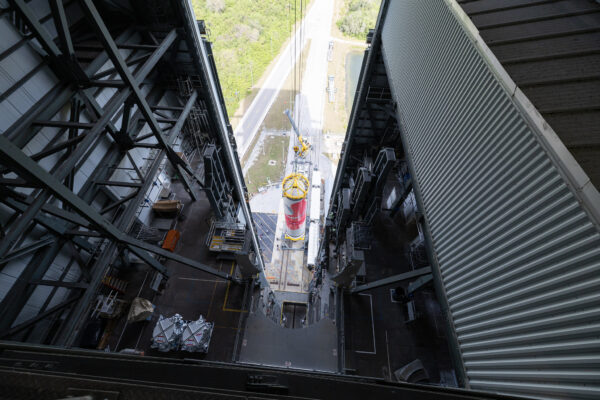 Pohled na usazení rakety z horních pater haly Vertical Integration Facility (VIF). Obrázek: ULA