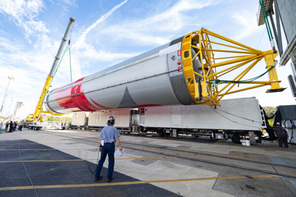 Pracovníci zvedají první stupeň rakety poblíž startovací rampy 41 (SLC-41). Obrázek: ULA