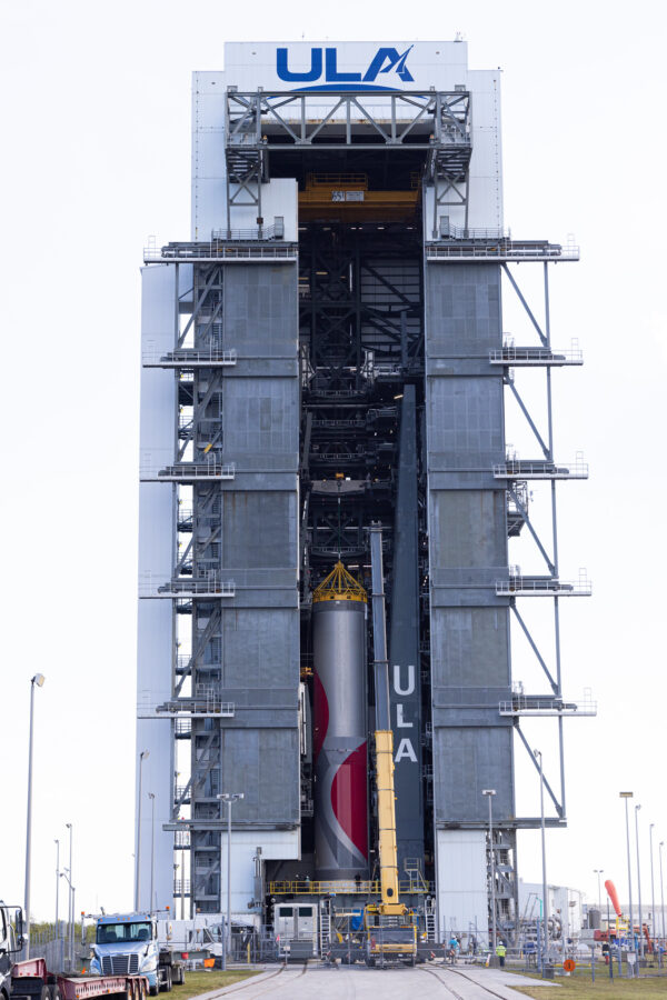 O rozměrech rakety lze získat částečnou představu z tohoto obrázku. Stačí si povšimnout pracovníka u spodní části na plošině. Obrázek: ULA
