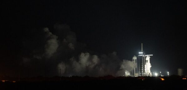 Statický zážeh rakety Falcon 9 s lodí Crew Dragon připravenou na misi Crew-6