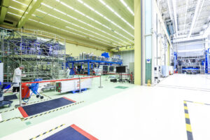 V integrační hale společnosti Airbus v Brémách je instalováno vnitřní vybavení do servisních modulů pro Artemis 3 (uprostřed v rohu u nádrží, nainstalováno 80 % komponent), Artemis 4 (vpravo, 30 %) a Artemis 5 (vlevo, 5 %). Foto únor 2023