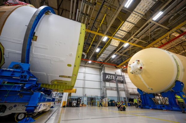 Motorová sekce rakety SLS je připravena k připojení ke zbytku rakety připravované na misi Artemis II