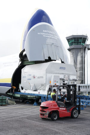 Vykládání kontejneru se sondou JUICE z transportního letounu.