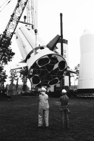 Sestavování rakety v roce 1979: vlevo místo umístění, „ve vzduchu“ první stupeň“, za ním stupeň druhý, vpravo pak adaptér SLA s lodí Apollo