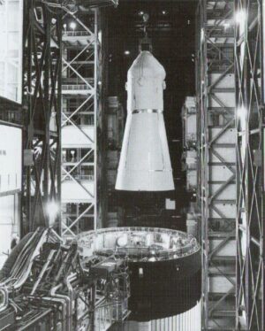 Po návratu z rampy 39B v únoru 1974 je z deváté rakety Saturn IB snímaná kosmická loď Apollo