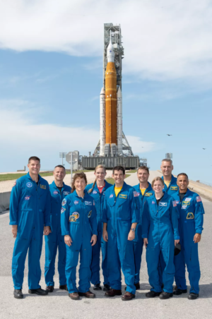 Astronauti a Joe Acaba zcela vpravo před raketou SLS