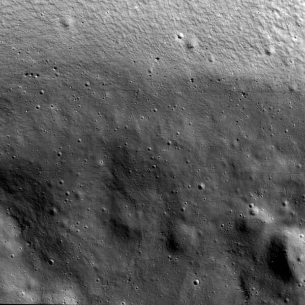 Vůbec první snímek z kamery ShadowCam zachycuje kráter Shackleton. Snímek pokrývá oblast širokou 2040 metrů.