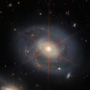Galaxie NGC 7469 na snímku Webbova dalekohledu. Vlevo dole je vidět i kousek sousední IC 5283. 