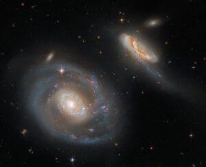 Spirální galaxie NGC 7469 na snímku Hubbleova vesmírného dalekohledu. Vpravo nahoře si všimněte sousední galaxie IC 5283.