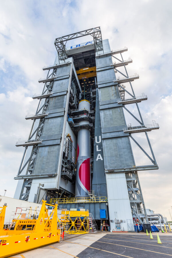 Historicky první spojení obou části rakety dokončeno. Sestavu nyní čeká řada zkoušek, které vyvrcholí krátkým zážehem. Foto: ULA