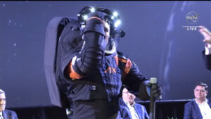 Rozsvěcení a zhasínání světel na přilbě skafandru AxEMU ovládá astronaut jednoduše pomocí přepínačů,.