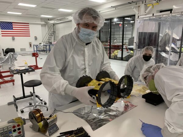 Nákladem prvního startu je lunární modul Peregrine, který ovšem bude mít na palubě i takovýto rover o rozměrech krabice od bot. Vozítko je studentský počin a na palubě má kamery k pořizování záběrů z jízdy po povrchu Měsíce. Foto: Carnegie Mellon University