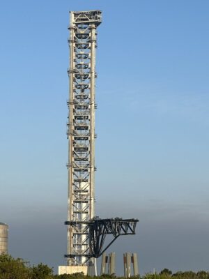 Stav výstavby nové startovní rampy a integrační věže s obslužnými rameny v komplexu LC-39A v Kennedyho vesmírném středisku v únoru 2023. Rampa má být používána pro budoucí mise Starship včetně letů na Měsíc pro lunární program Artemis.
