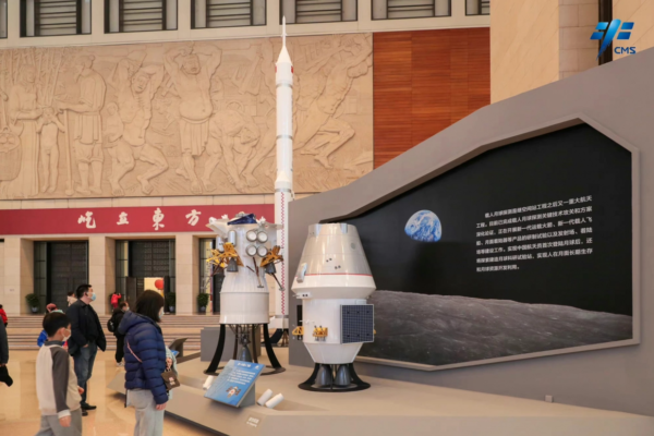 Maketa lunárního landeru a nové pilotované kosmické lodě na výstavě v Číně