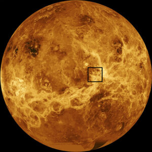 Počítačově vytvořená mapa vytvořená z dat od sond Magellan a Pioneer Venus Orbiter. Sopka Maat Mons, u které byly pozorovány stopy nedávné erupce, se nachází v černém čtverci u rovníku planety.
