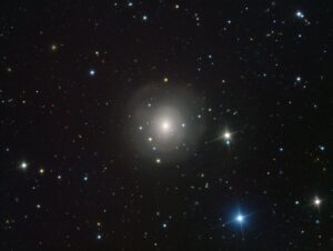 Galaxie NGC 4993, v níž k události došlo, na snímku z Evropské jižní observatoře.