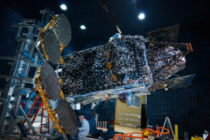 Intelsat 401e s připojeným přístrojem TEMPO během zkoušek ve firmě Maxar.