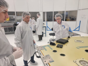 Tým expertů z NASA, Firefly, Qascom a ASI provádí inspekci přístroje LuGRE.