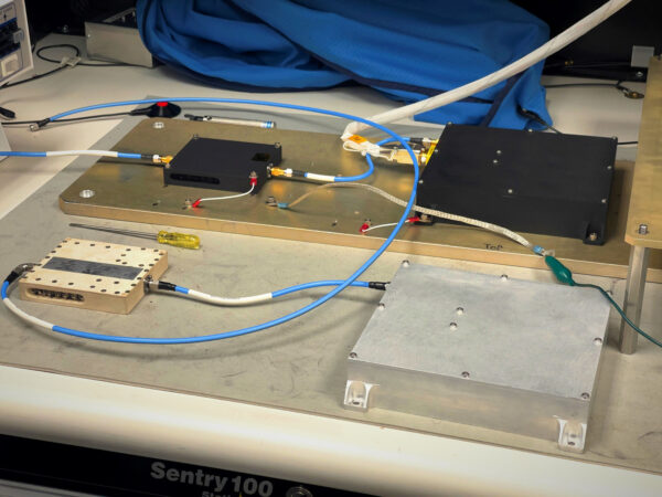 Přijímač signálů GNSS a nízkošumový zesilovač přístroje LuGRE během testů na Goddardově středisku.