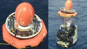 SRE-1 po návratu z kosmu, kde bylo těleso 12 dní. Patrné jsou solární panely a balón pro udržení tělesa nad vodou. Foto: ISRO 