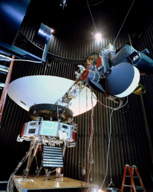 Neletový ověřovací model sond Voyager, je replikou obou sesterských sond. Zde byl vyfocen při zkoušce ve vakuové komoře.