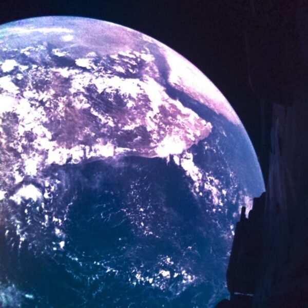 Snímek z palubní kamery sondy JUICE zobrazující Zemi při odletu sondy od mateřské planety