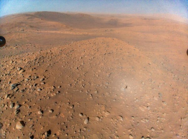 Snímek povrchu Marsu pořízený vrtulníčkem Ingenuity během 51. letu