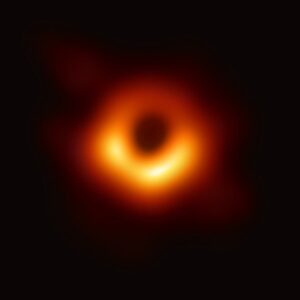 Černá díra v jádru obří eliptické galaxie M87 na snímku pořízeném kolaborací Event Horizon Telescope.