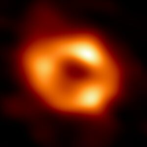 Sagittarius A* na snímku z Event Horizon Telescope. Podobnou hmotnost má i černá díra v CEERS 1019.