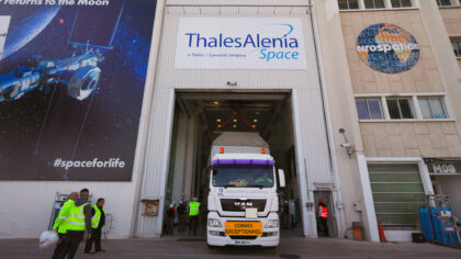 Transportní kontejner s teleskopem Euclid opouští areál firmy Thales Alenia Space, kde prošel zkouškami.